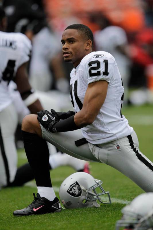 Oakland Raiders cornerback Nnamdi Asomugha (21) before an NFL football game in San Francisco, S ...