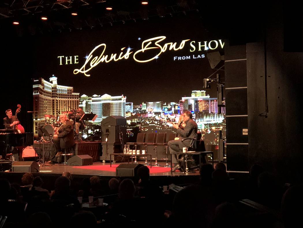 Dennis Bono tiene audiencia durante su show de variedades semanal en South Point Showroom el ju ...
