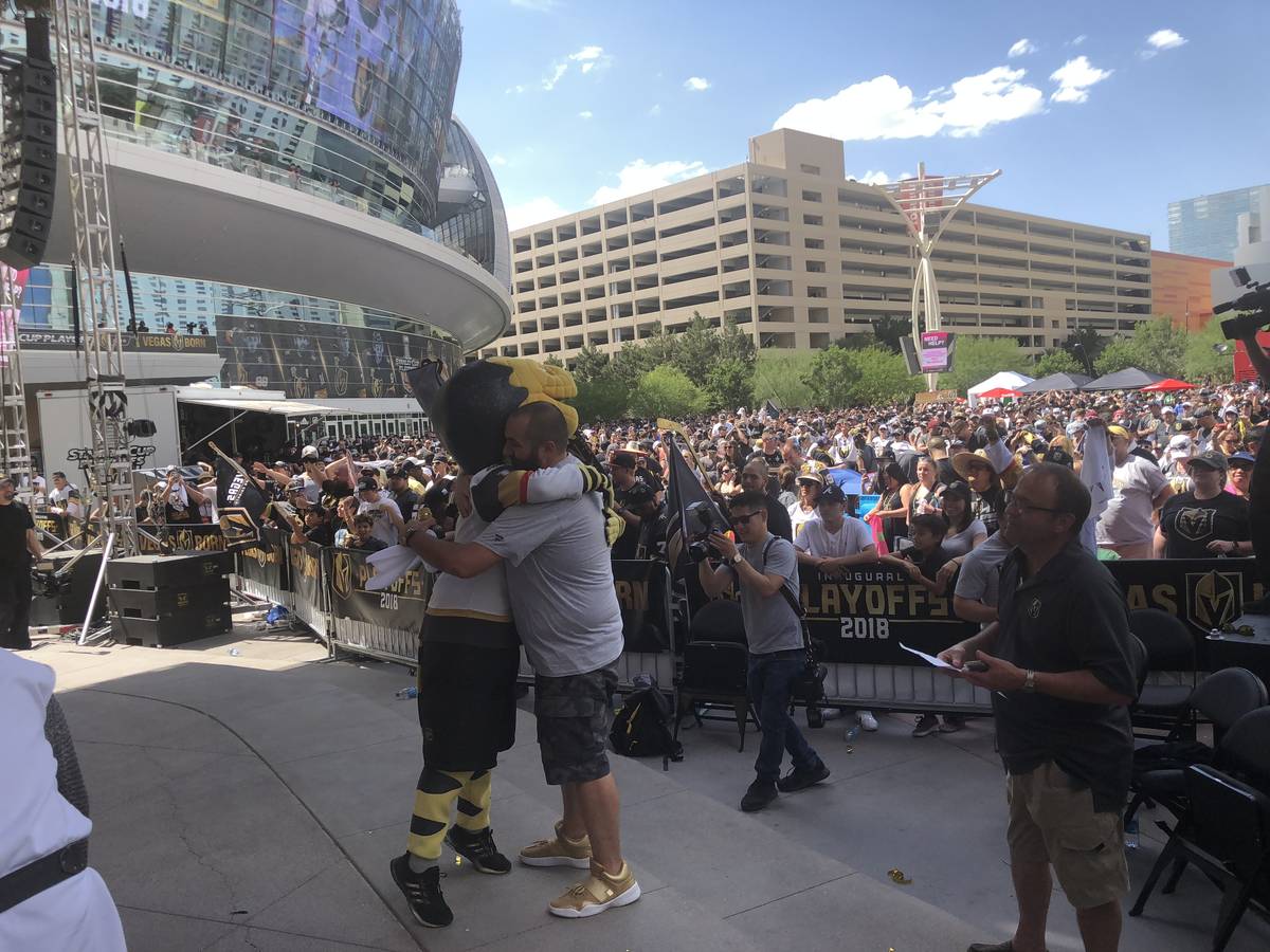 Wayne "Big D" Danielson y Chance, el abrazable monstruo gila, después de la victoria de Los Go ...