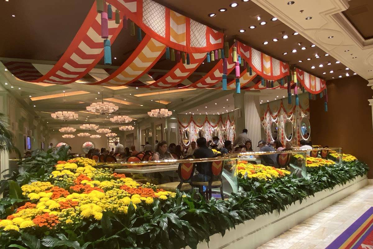 A glimpse into dinner service at The Buffet at Wynn on June 23, 2020. (Al Mancini/Las Vegas Rev ...