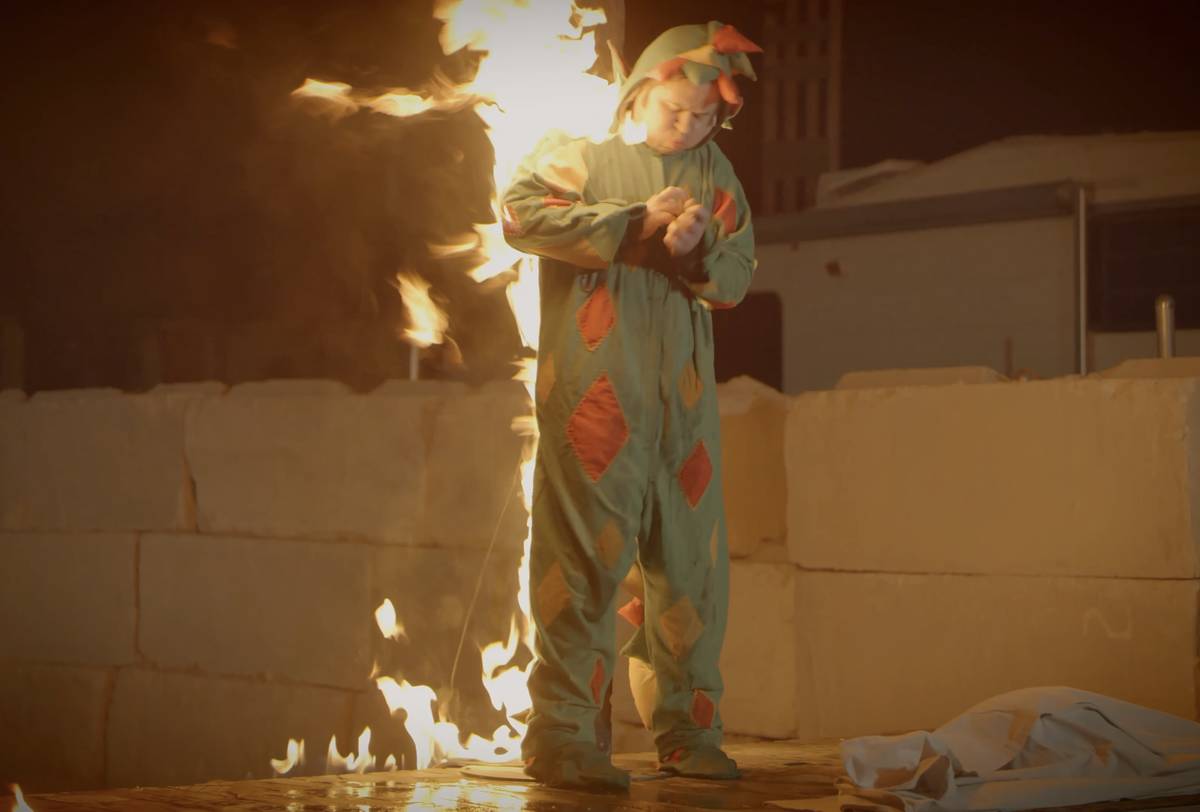 Piff the Magic Dragon works with a lock to escape a flaming stake in his winning "Tournament of ...