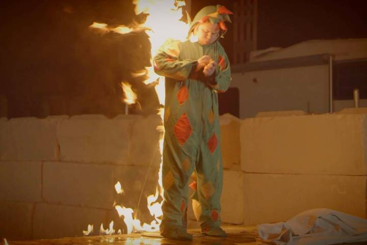 Piff the Magic Dragon works with a lock to escape a flaming stake in his winning "Tournament of ...