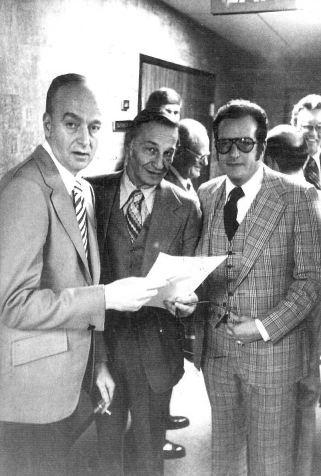 Las Vegas casino operator Frank "Lefty" Rosenthal, left, looks over paperwork with attorneys Ha ...