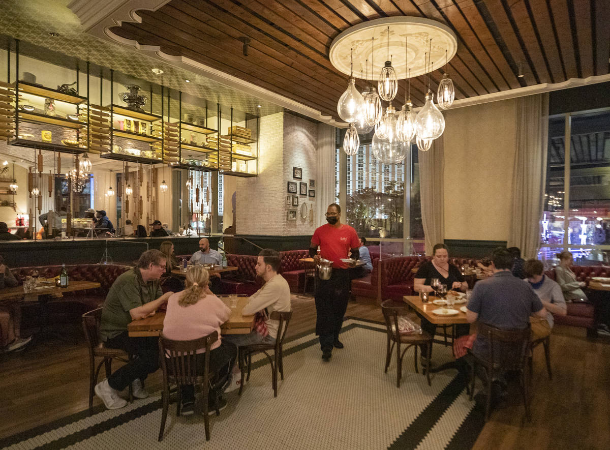 Guests dine at Buddy V's Ristorante at The Venetian the night before Gov. Steve Sisolak's "stat ...