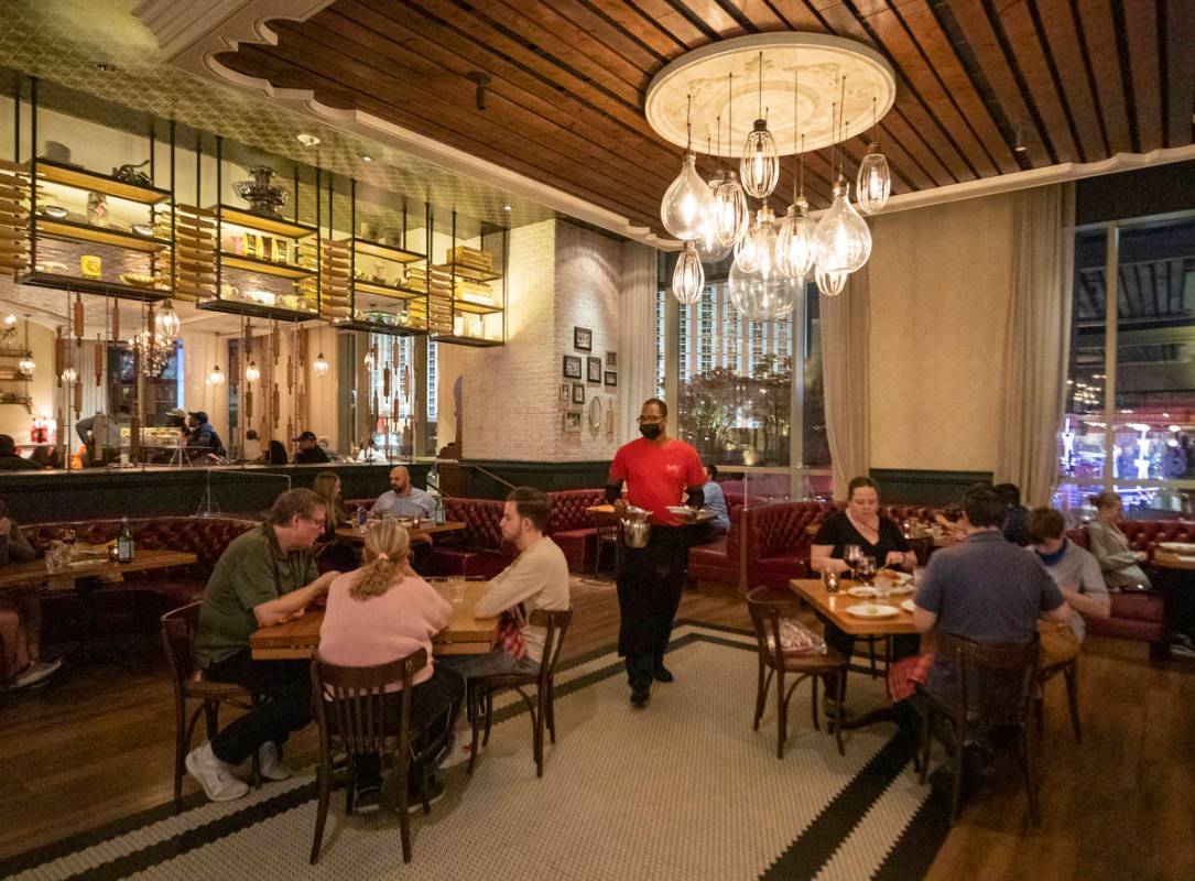 Guests dine at Buddy V's Ristorante at The Venetian the night before Gov. Steve Sisolak's "stat ...
