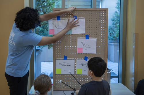 Las Vegas Philharmonic instructor Christopher Vivas teaches children at the Discovery Children' ...