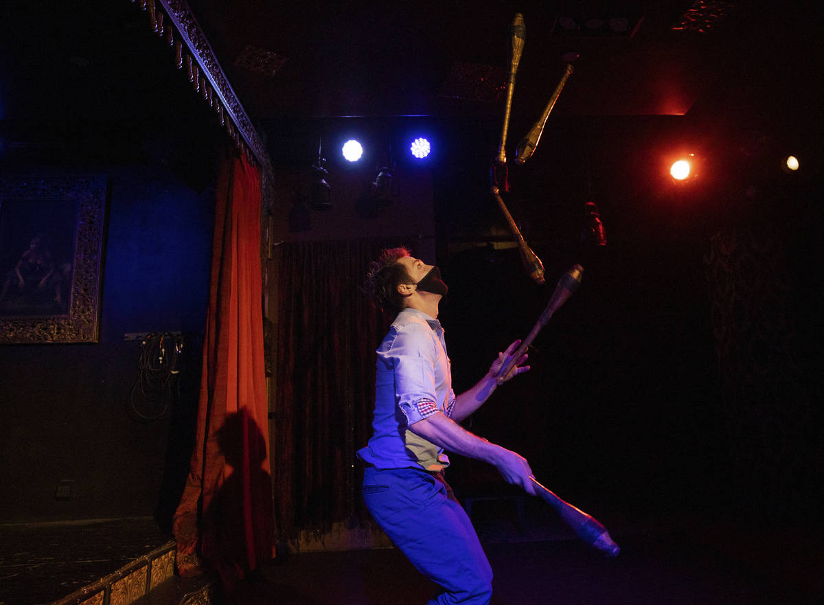 Vladislav ÒVladikÓ Miagkostoupov juggles during rehearsal for the ApŽro Show on ...