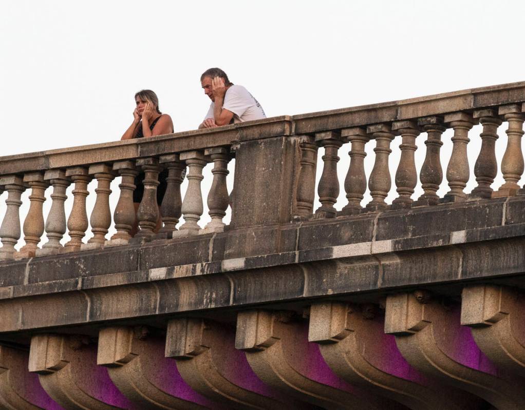 Tourists stand on London Bridge on Saturday, Oct. 2, 2021, in Lake Havasu, Ariz. (Bizuayehu Tes ...