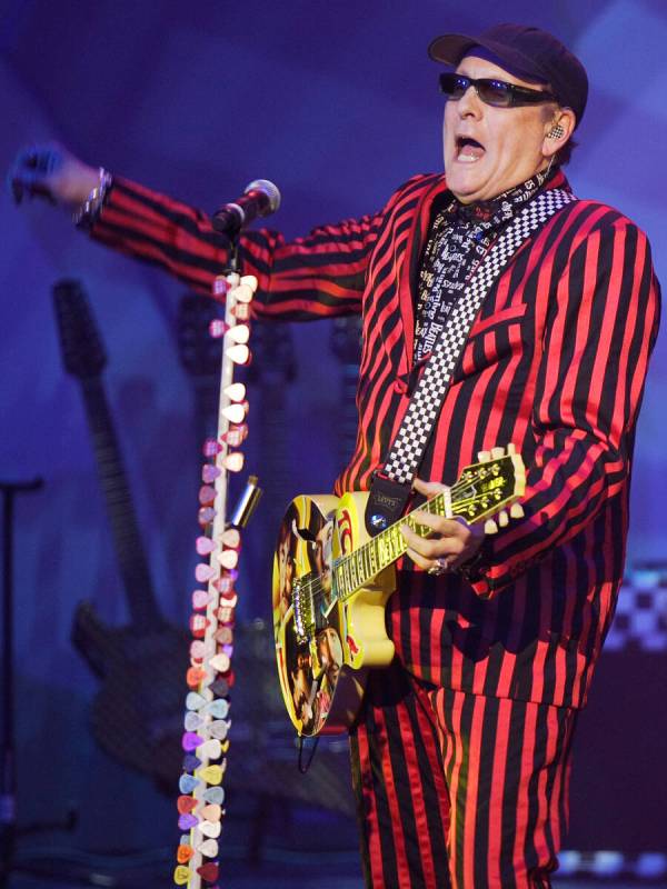 RJ FILE*** DUANE PROKOP/LAS VEGAS REVIEW-JOURNAL Cheap Trick guitarist Rick Nielsen performs ...