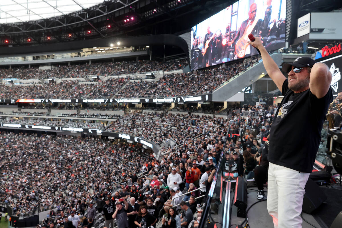 Sammy Hagar toca con David Perrico y la Raiders House Band durante el descanso del partido de l ...