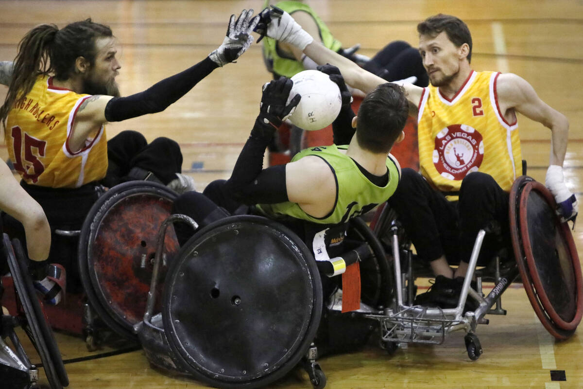 Seattle Slam's Michael Lykins, (14), center, looks to pass against Las Vegas High Rollers' Aust ...