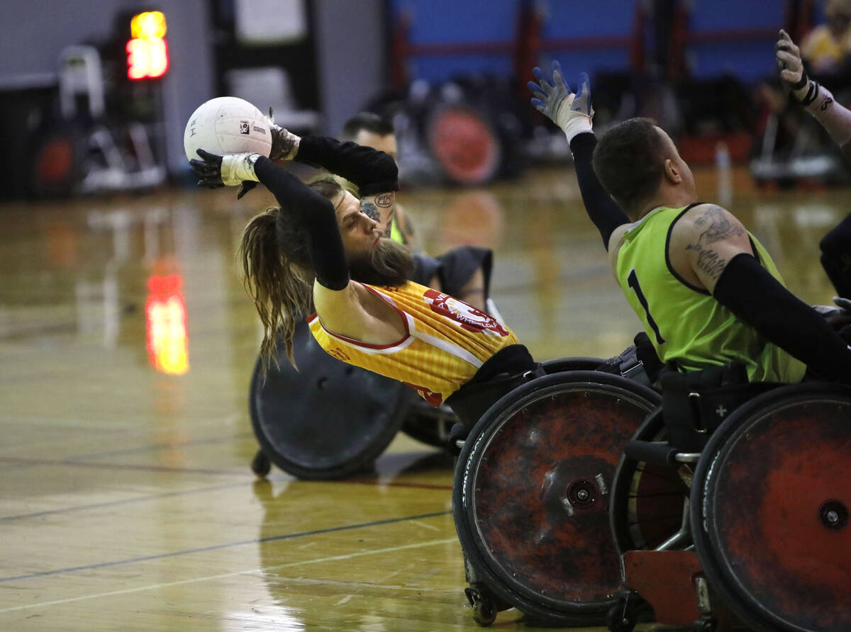 Las Vegas High Rollers' Austin Cogar (15), left, keeps a ball away from Seattle Slam's Brandon ...