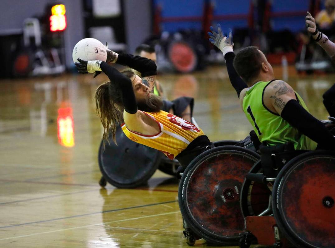 Las Vegas High Rollers' Austin Cogar (15), left, keeps a ball away from Seattle Slam's Brandon ...