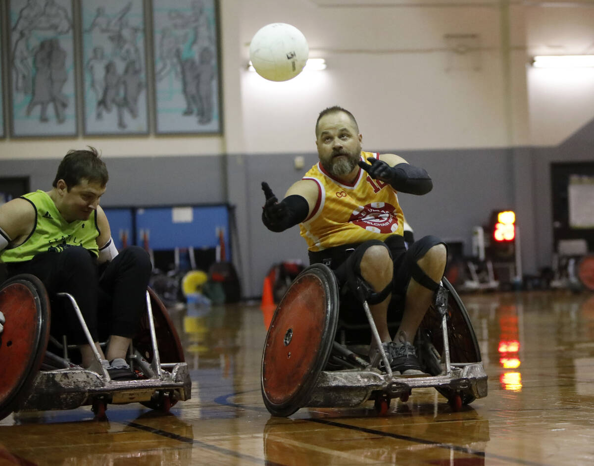 Las Vegas High Rollers' Matt Bambrough (12) right, receives a pass as Seattle Slam's Brian Moo ...