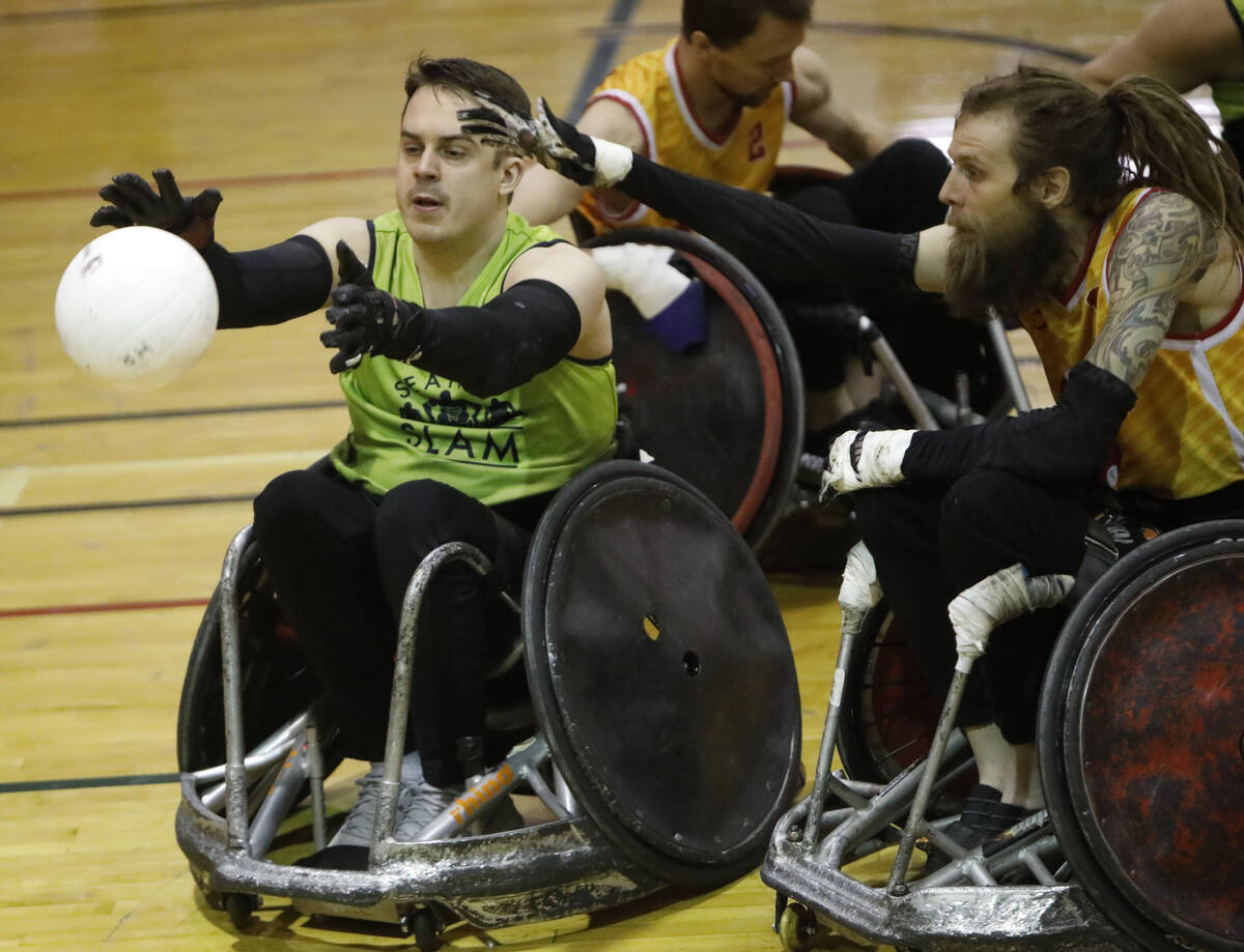 Las Vegas High Rollers' Austin Cogar (15), right, and Seattle Slam's Michael Lykins, left, batt ...