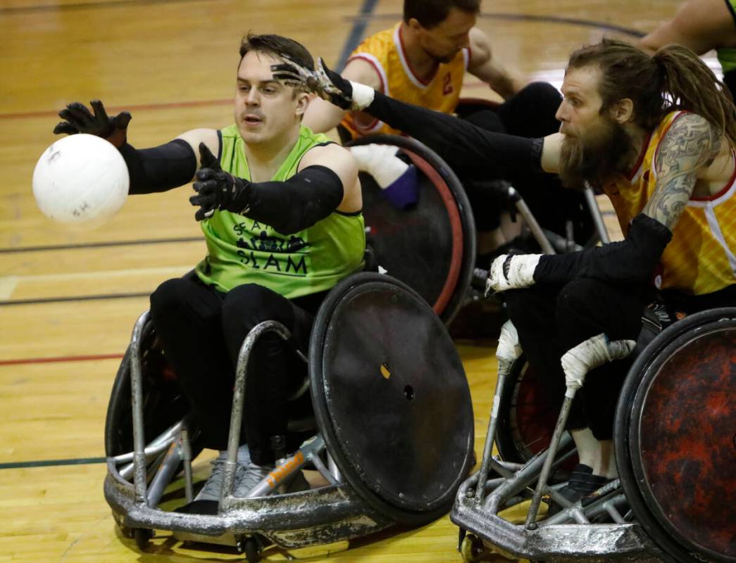 Las Vegas High Rollers' Austin Cogar (15), right, and Seattle Slam's Michael Lykins, left, batt ...