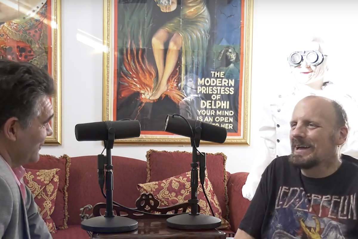 Las Vegas Review-Journal columnist John Katsilometes, left, and The Amazing Johnathan talk duri ...