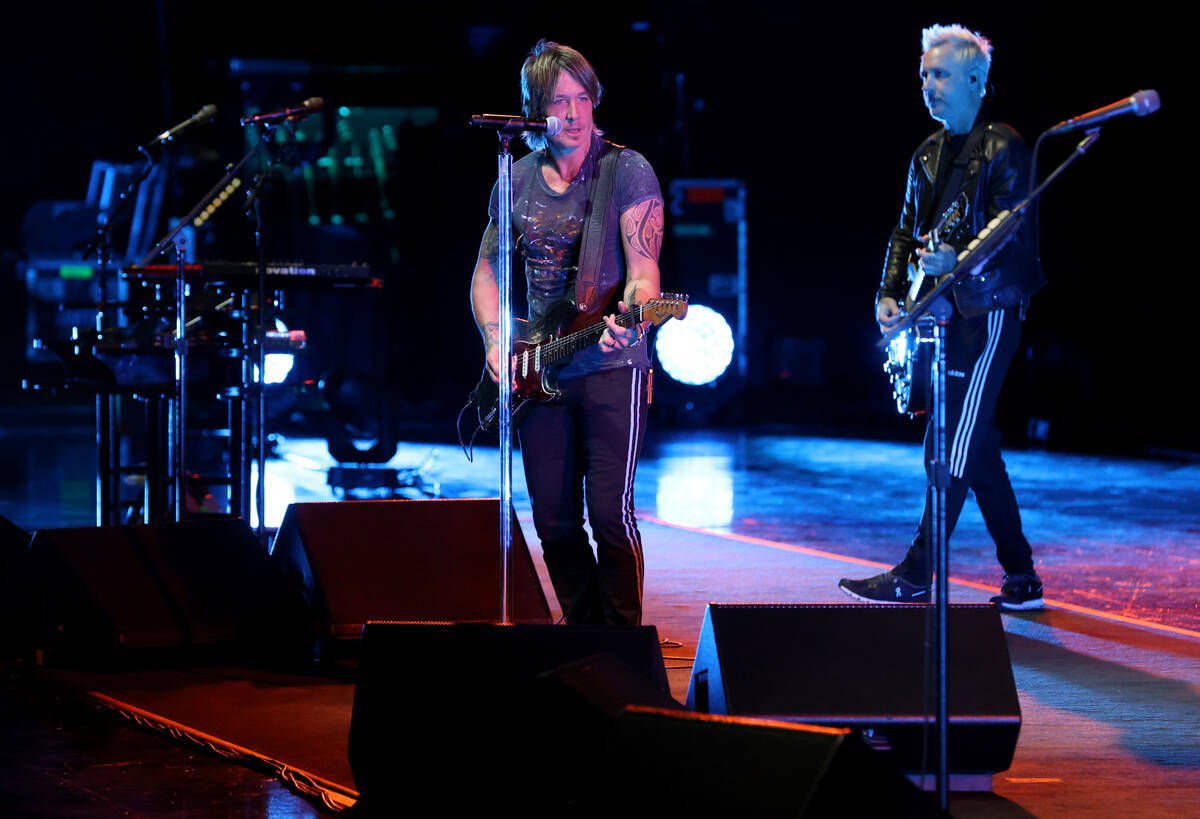 Caesars resident artist Keith Urban performs a sound check to 30 guitar students from Las Vegas ...