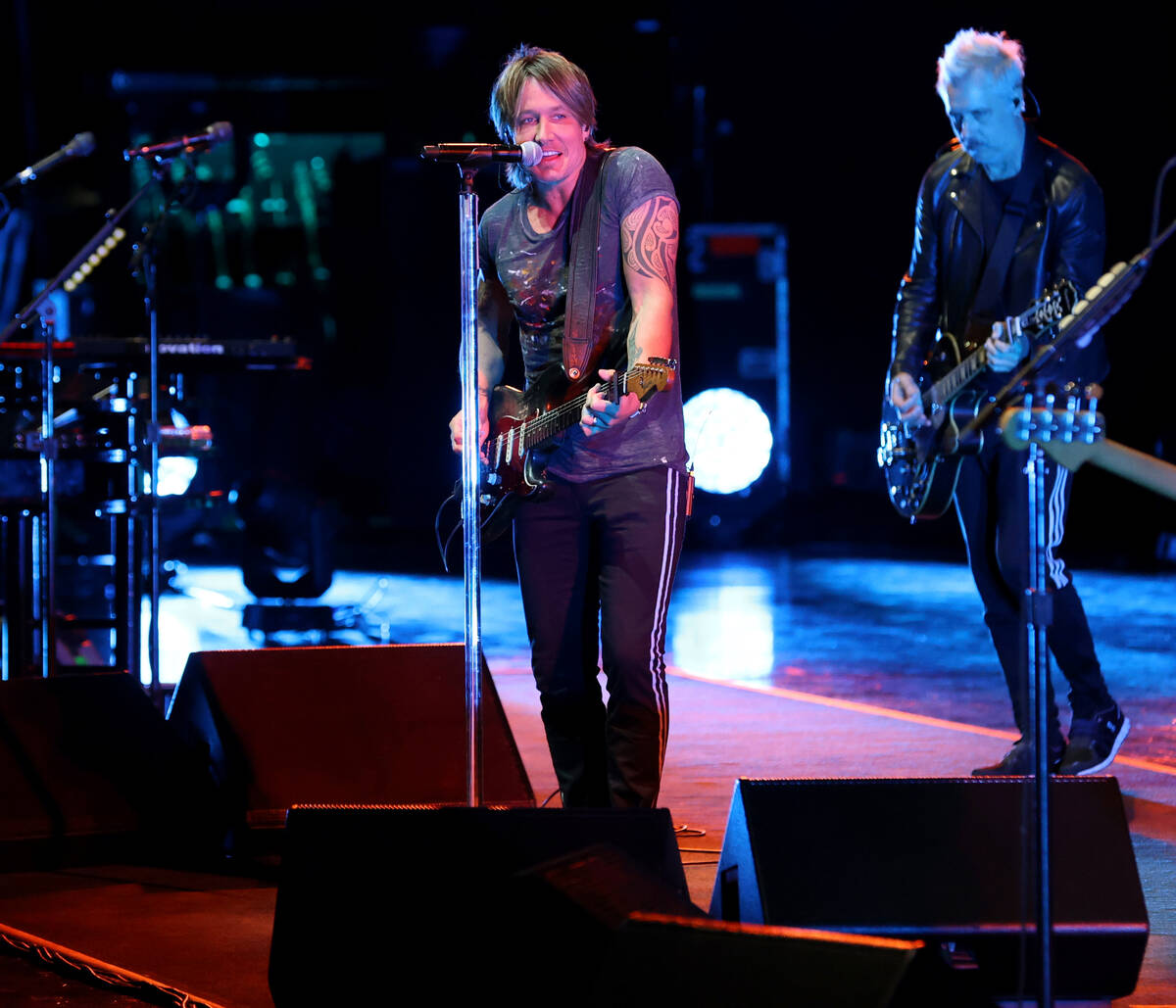 Caesars resident artist Keith Urban performs a sound check to 30 guitar students from Las Vegas ...