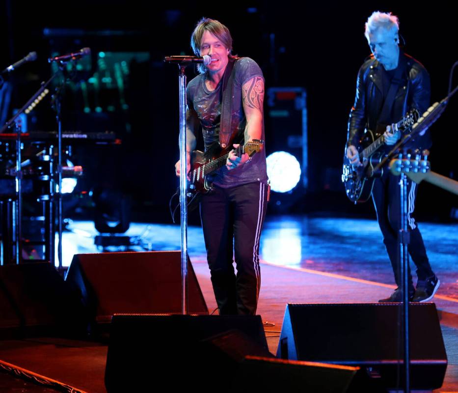Caesars resident artist Keith Urban performs a sound check to 30 guitar students from Las Vegas ...
