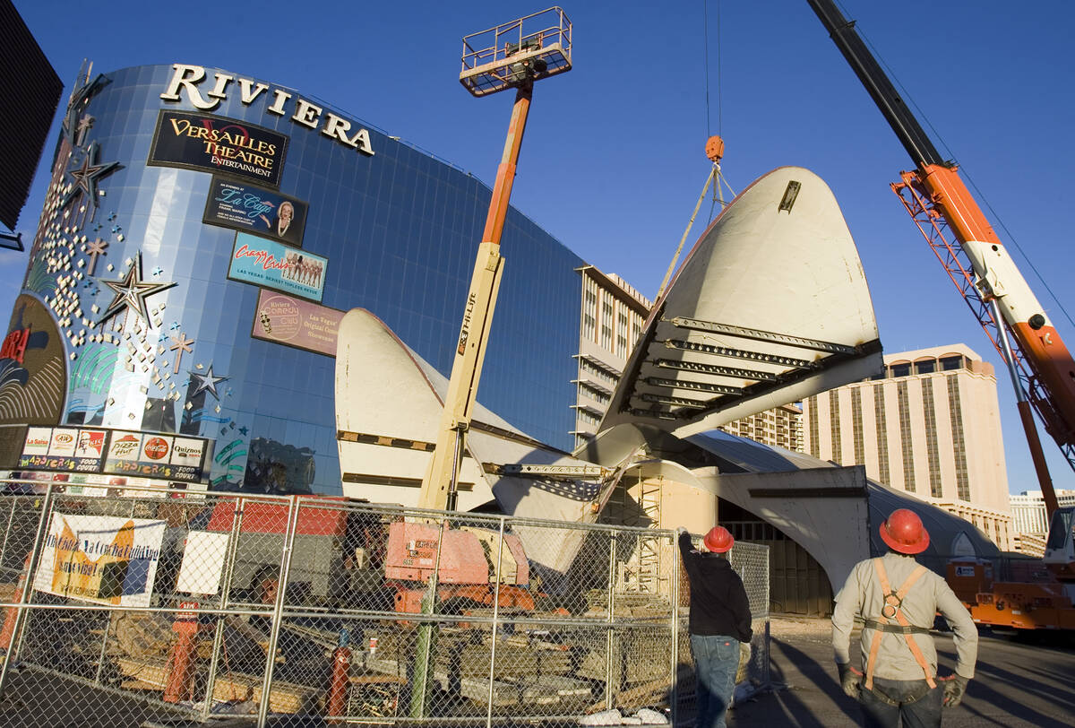 RJ FILE*** K.M. CANNON/REVIEW-JOURNAL Part of the historic La Concha Motel lobby is hoisted b ...