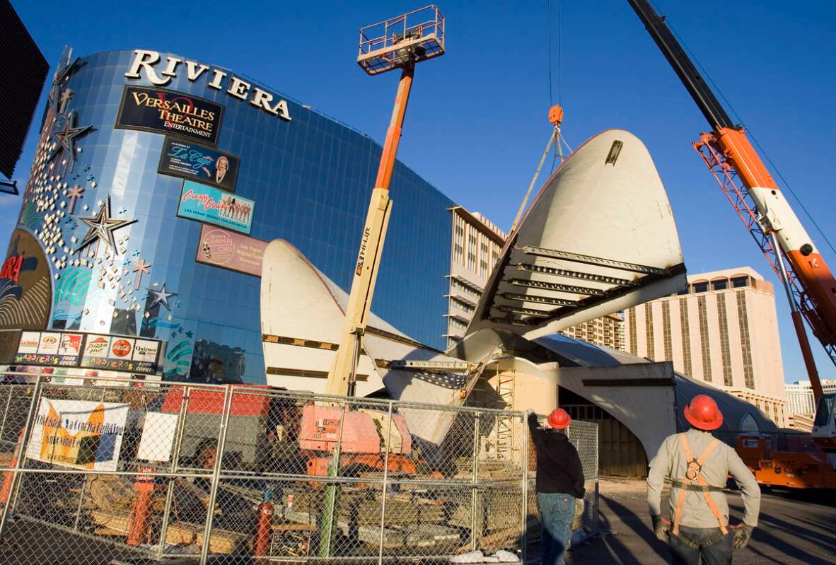 RJ FILE*** K.M. CANNON/REVIEW-JOURNAL Part of the historic La Concha Motel lobby is hoisted b ...