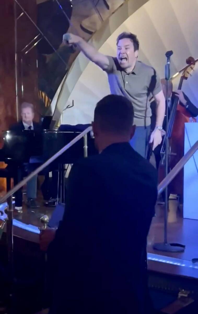 Jimmy Fallon fires up the crowd at Delilah at Wynn Las Vegas on Saturday, Apr. 23, 2022. (Rob S ...