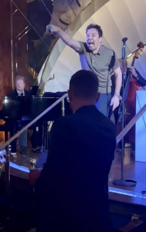 Jimmy Fallon fires up the crowd at Delilah at Wynn Las Vegas on Saturday, Apr. 23, 2022. (Rob S ...