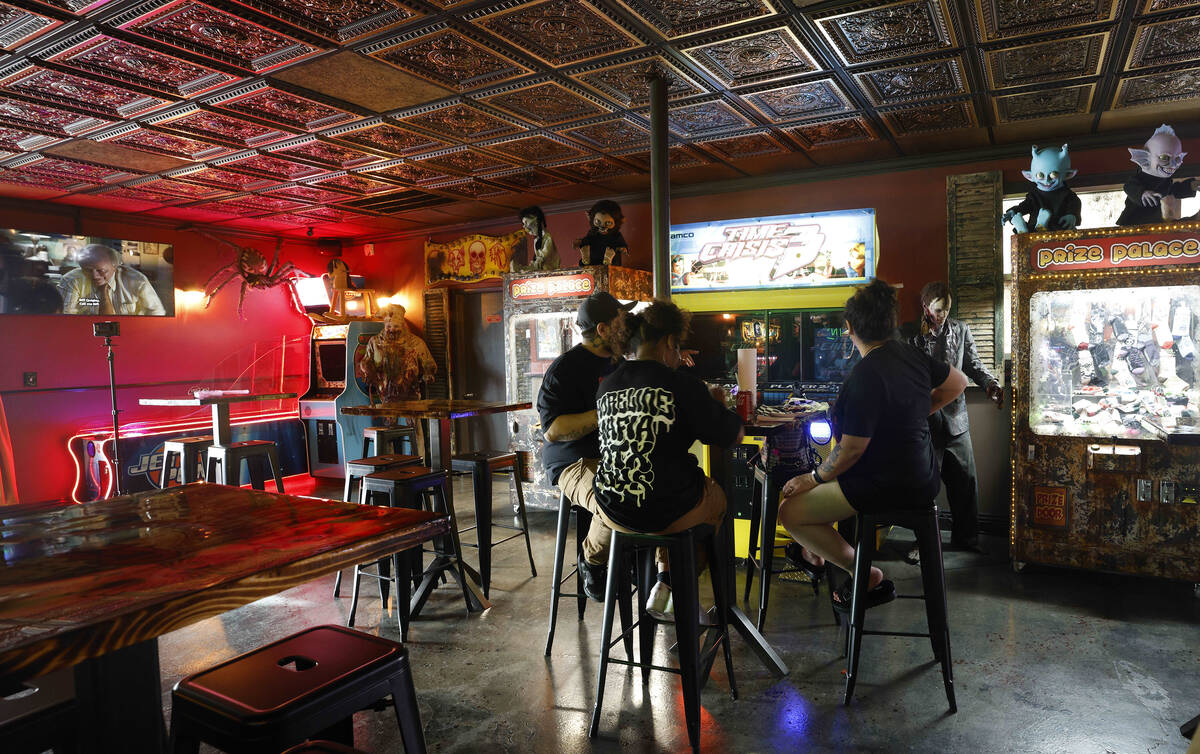 Customers have dinner at Sliced Pizza, Sunday, May 8, 2022, in Las Vegas. (Chitose Suzuki / Las ...
