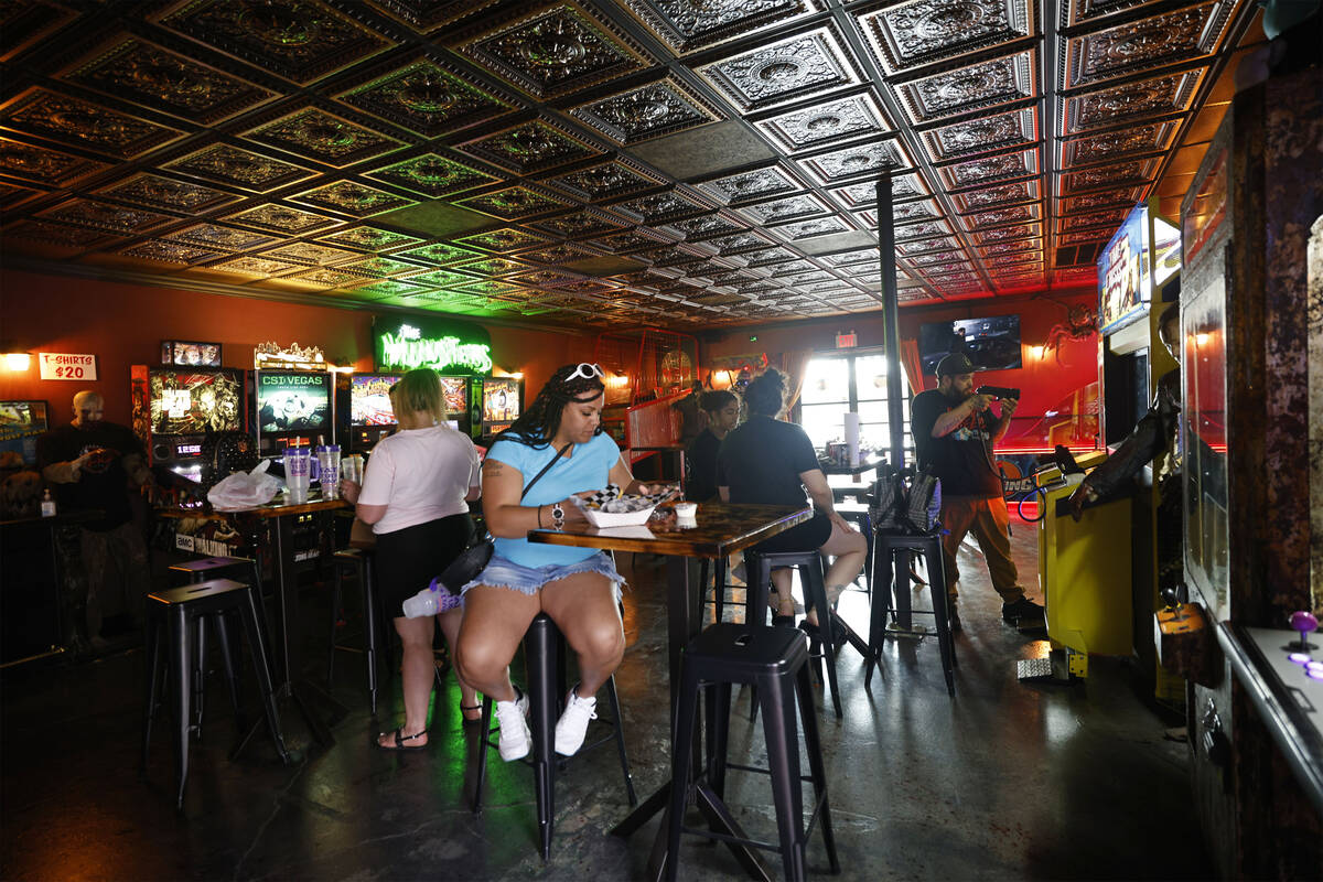 Customers have dinner at Sliced Pizza, Sunday, May 8, 2022, in Las Vegas. (Chitose Suzuki / Las ...