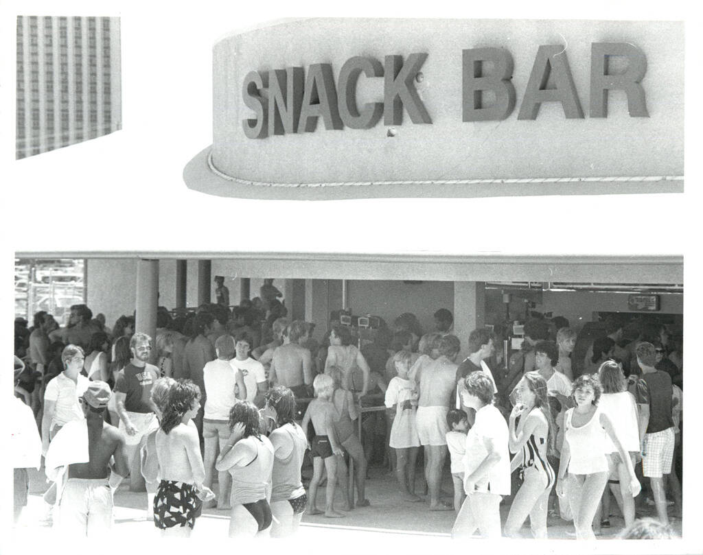 Wet 'n' Wild visitors line up at the snack bar in 1986. (Las Vegas Review-Journal)