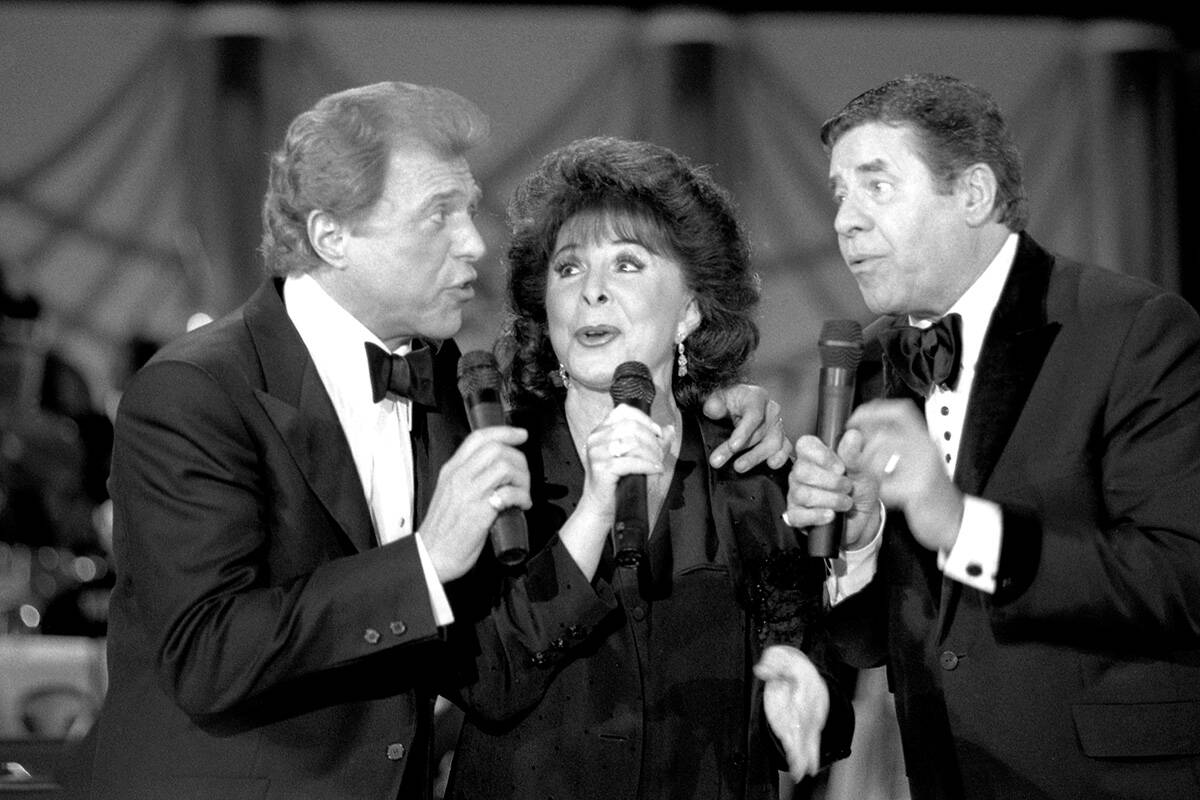 Steve Lawrence, Eydie Gorme and Jerry Lewis perform during the MDA Telethon at the Sahara Septe ...