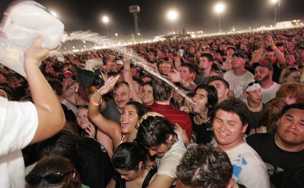 LOCAL--Fans cool off before the start of the Red Hot Chili Peppers concert in Las Vegas Saturda ...