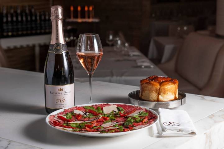 The carpaccio and monkey bread, alongside a Raventós i Blanc, at the SW Steakhouse at The ...