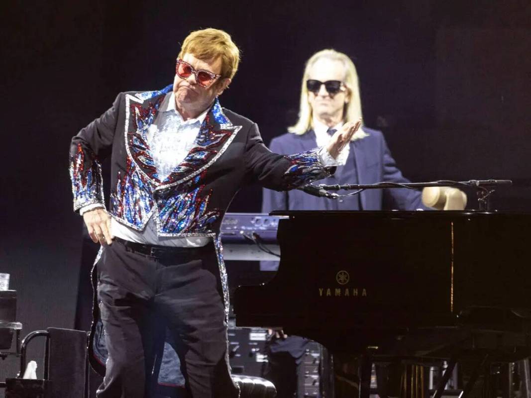 Elton John agradece al público durante su gira final ''Farewell Yellow Brick Road'' en Allegia ...