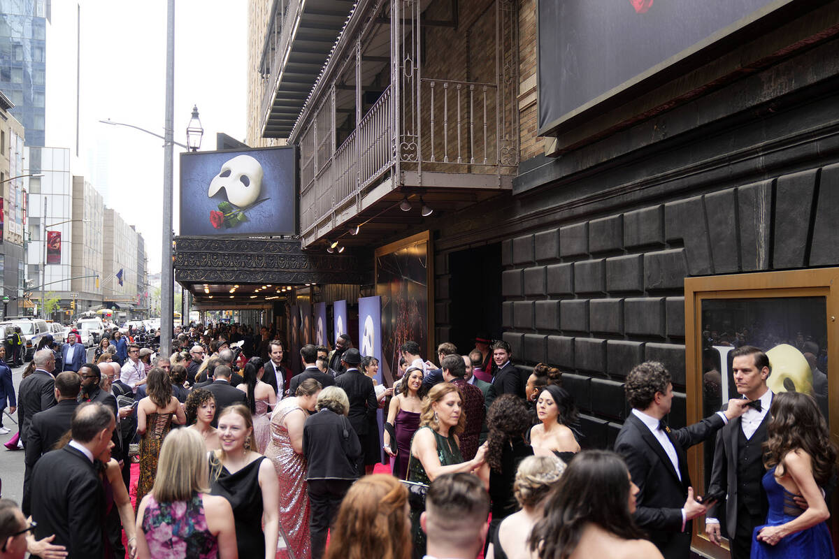 Theatergoers attend "The Phantom of the Opera," final Broadway performance at the Maj ...