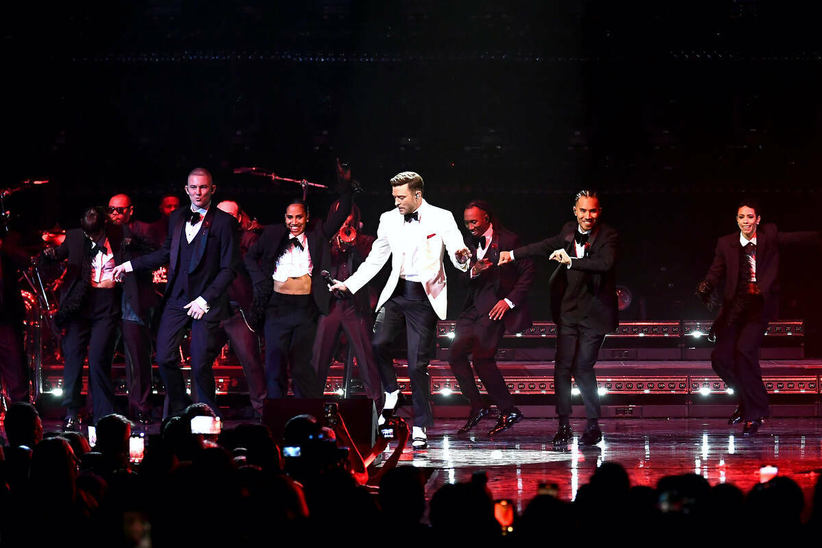 Justin Timberlake actúa en el escenario durante la gran celebración de apertura del Fontaineb ...