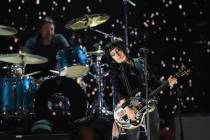 Joan Jett, right, performs with Dave Grohl of Nirvana during the FireAid benefit concert on Thu ...
