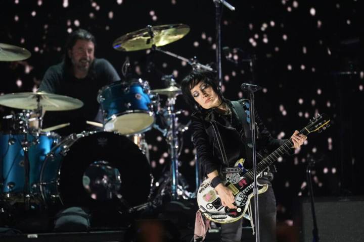 Joan Jett, right, performs with Dave Grohl of Nirvana during the FireAid benefit concert on Thu ...
