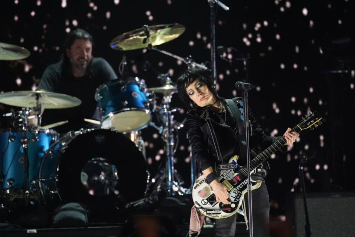 Joan Jett, right, performs with Dave Grohl of Nirvana during the FireAid benefit concert on Thu ...