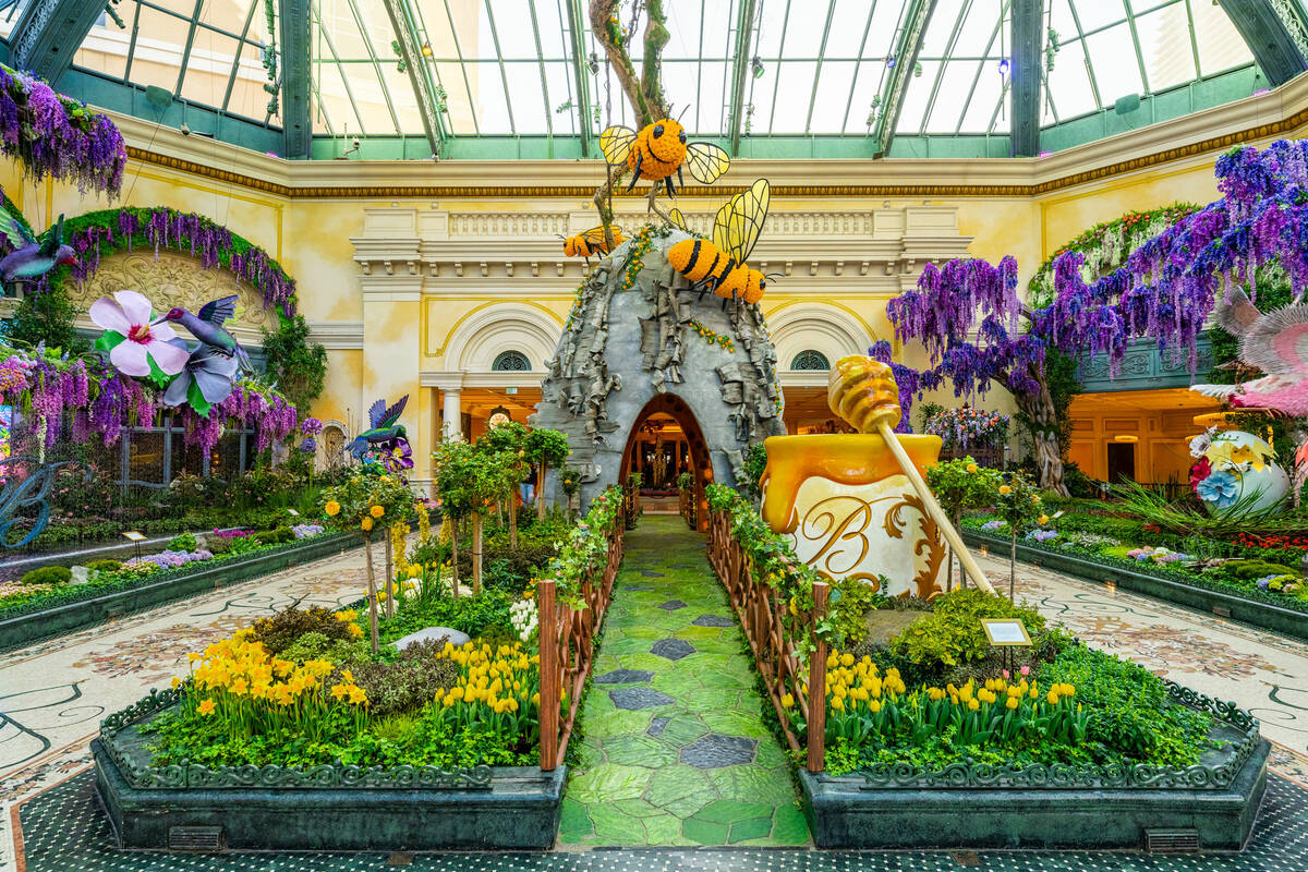 Bellagio Conservatory & Botanical Gardens’ “The Birds and the B’s” ...