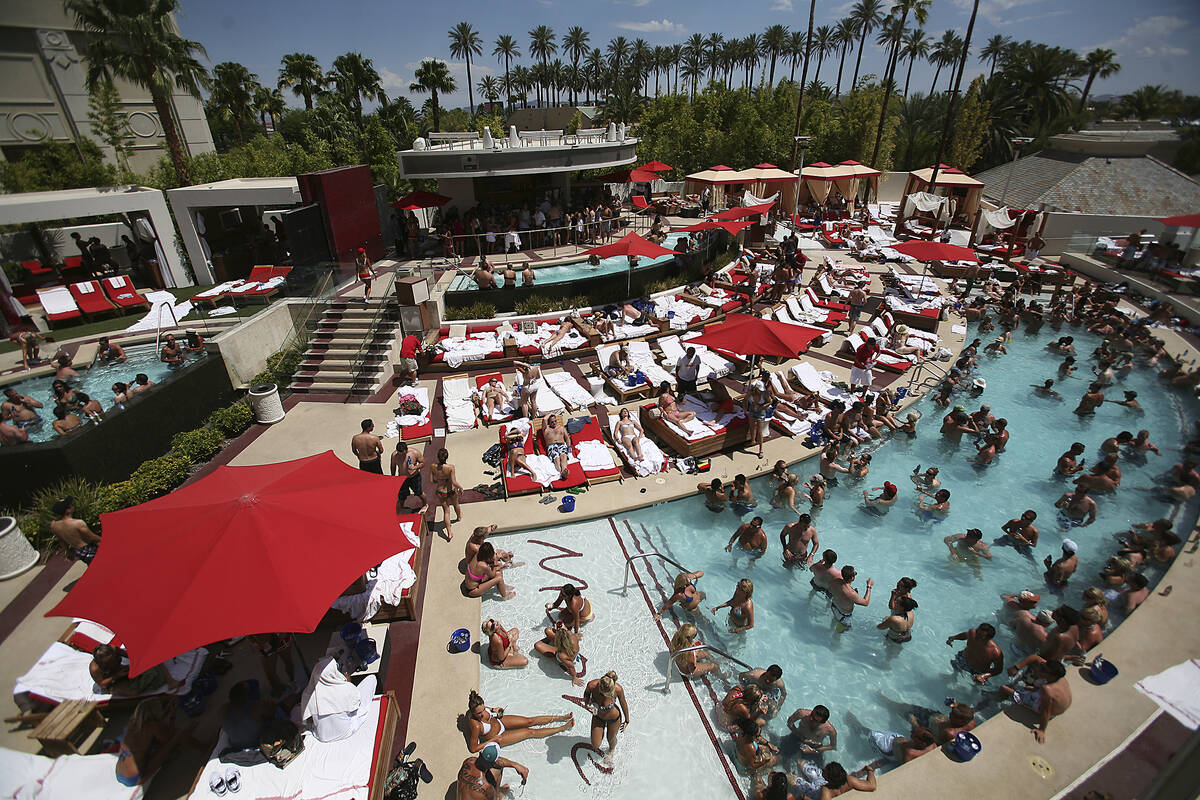 RJ FILE*** JASON BEAN/LAS VEGAS REVIEW-JOURNAL A crown is shown at the Moorea Beach Club at M ...