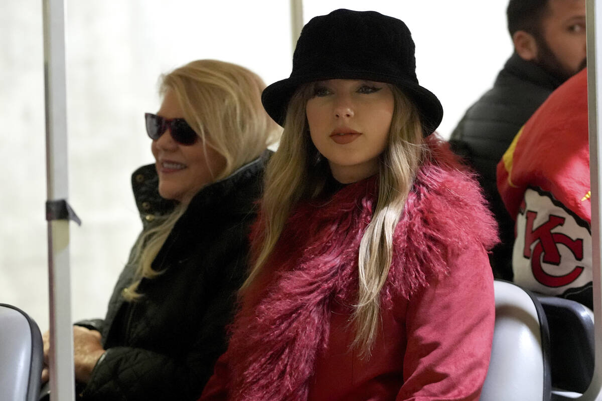 Taylor Swift arrives with her mother, Andrea Swift, before an NFL football game between the Kan ...