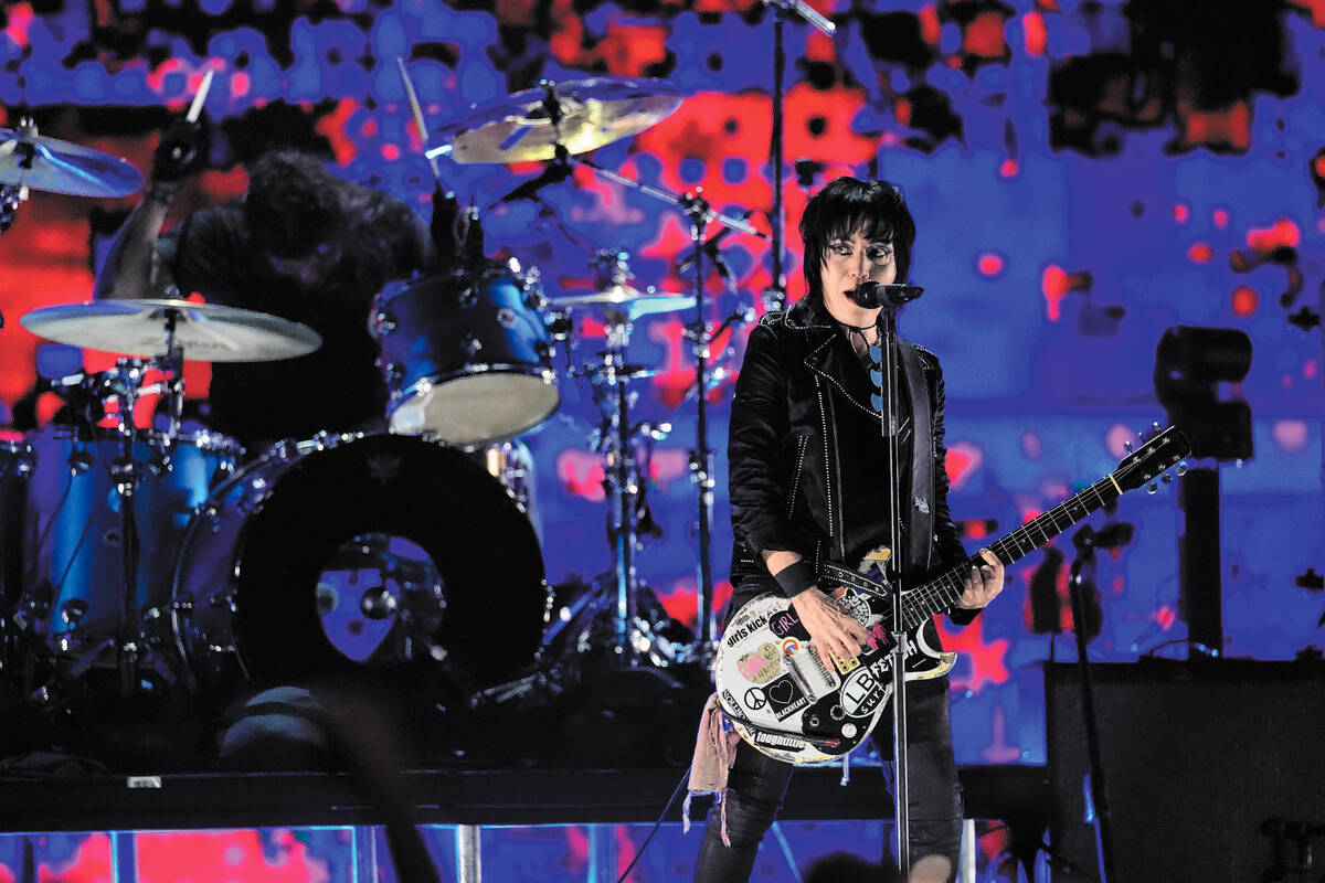 Joan Jett, right, performs with Dave Grohl of Nirvana during the FireAid benefit concert on Thu ...