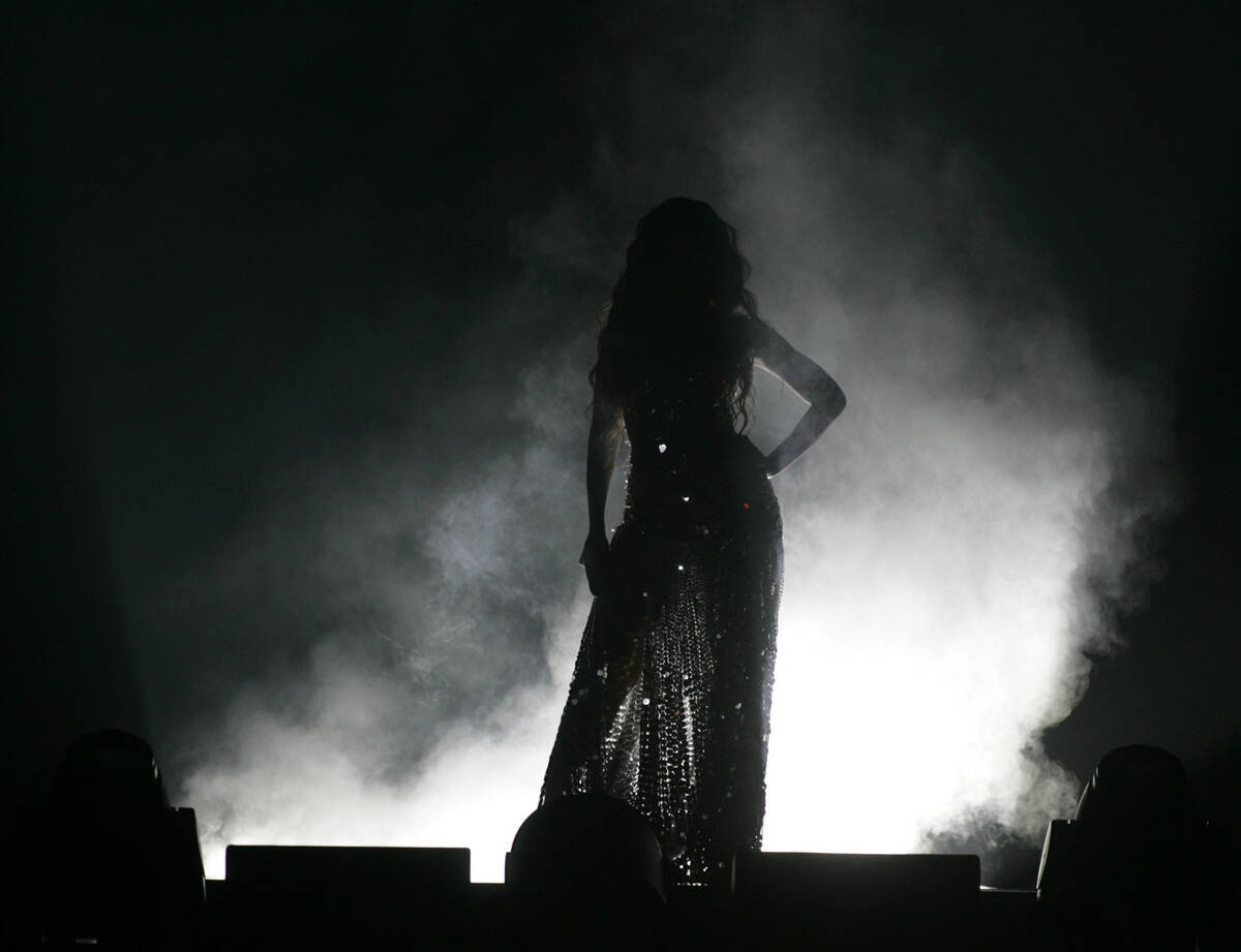 RJ FILE*** RONDA CHURCHILL/REVIEW-JOURNAL Singer BeyoncÃ© Knowles is silhouetted by ...