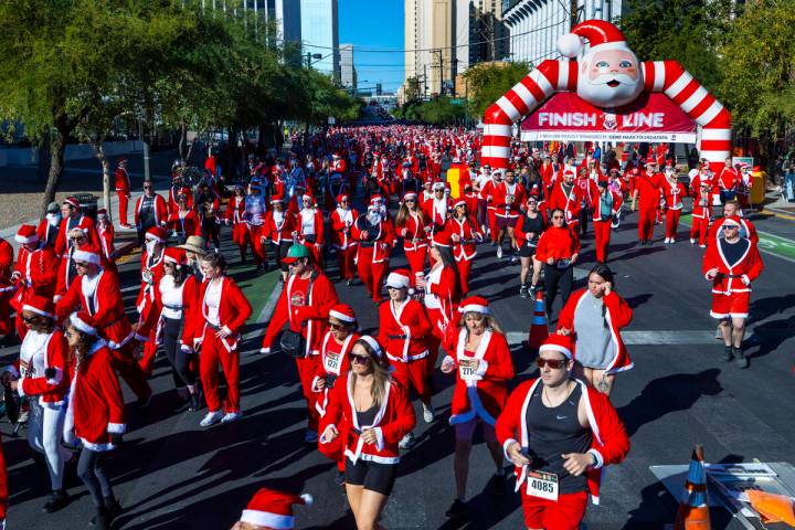 Entrants make their way along E. Bridger Avenue from the starting line for the Las Vegas Great ...