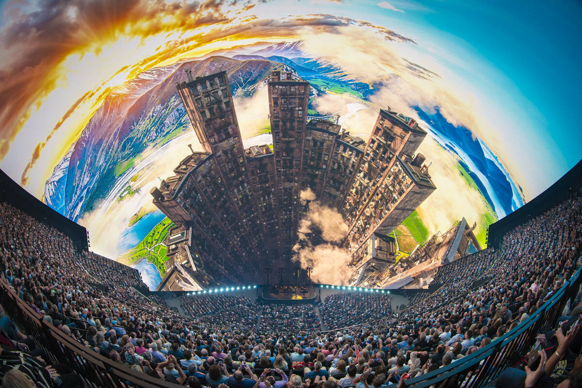 Ringo on the Strip: Jumping jacks, peace signs and family in the