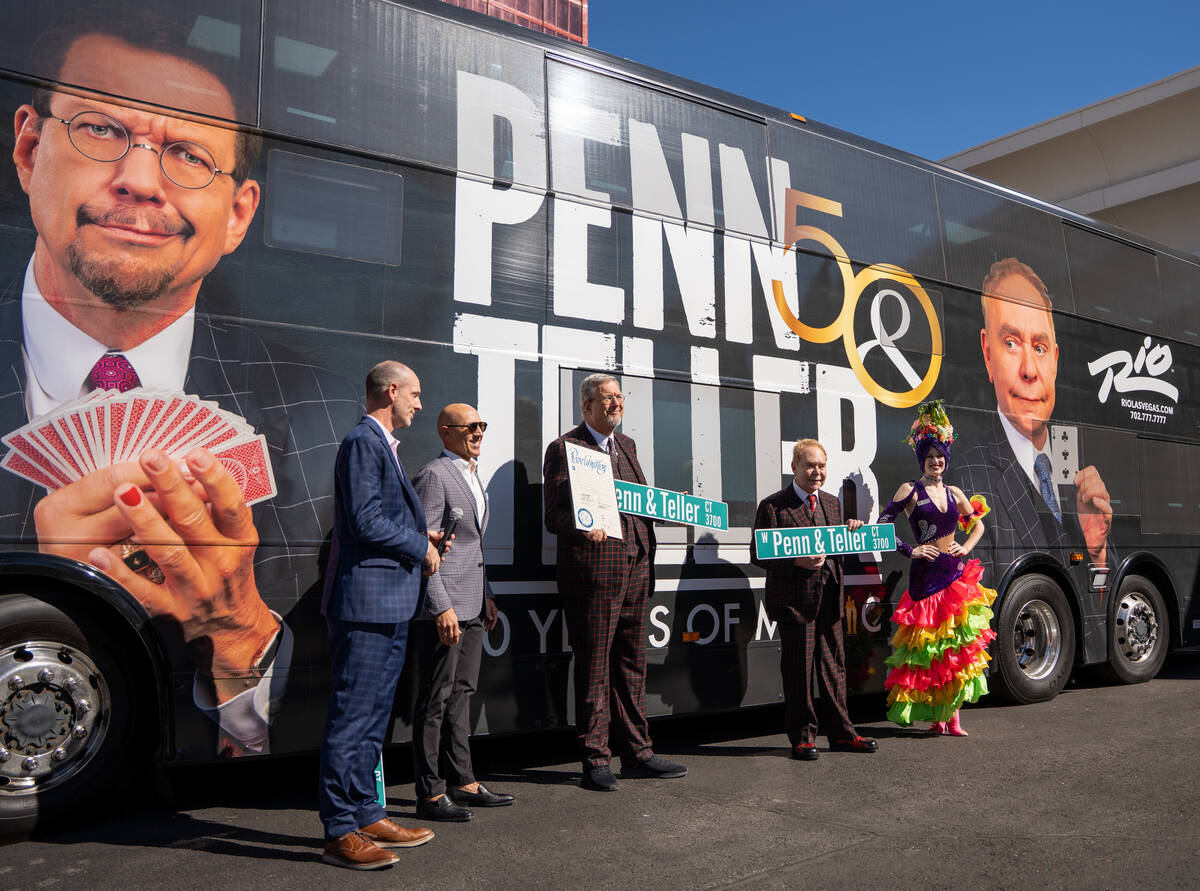 Penn & Teller pose for a photo after receiving a proclamation from Clark County during a street ...