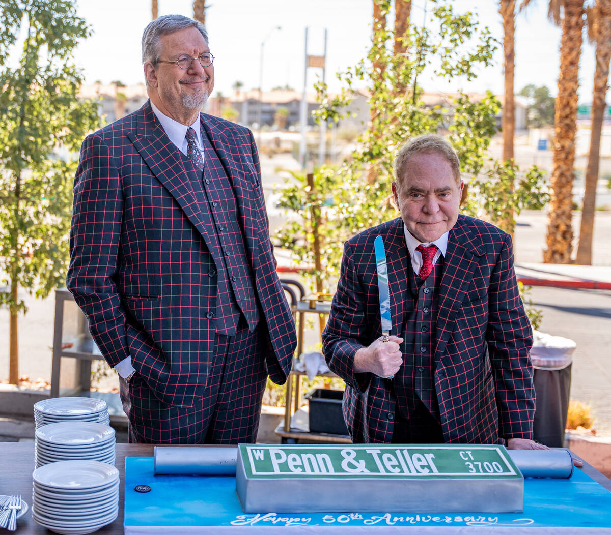 Penn & Teller pose for a photo after receiving a proclamation from Clark County during a street ...
