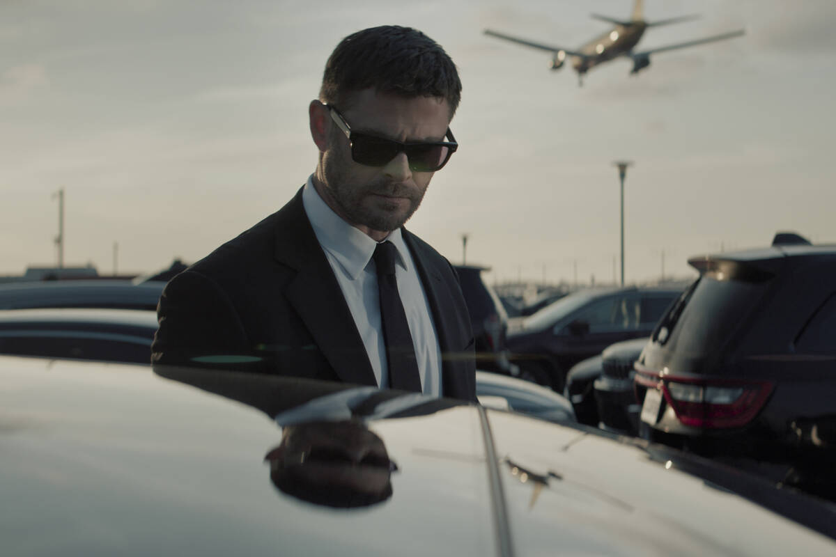 Chris Hemsworth stars as 'Davis' in CRIME 101.